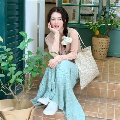 她自林中来